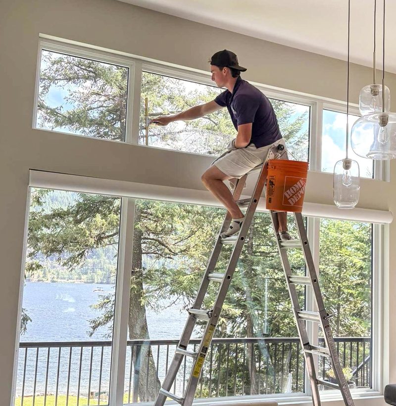 Interior window cleaning at any height
